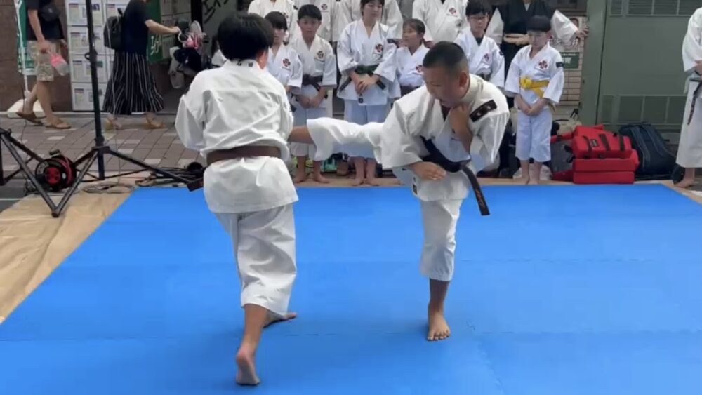 少年部組演武 蹴り